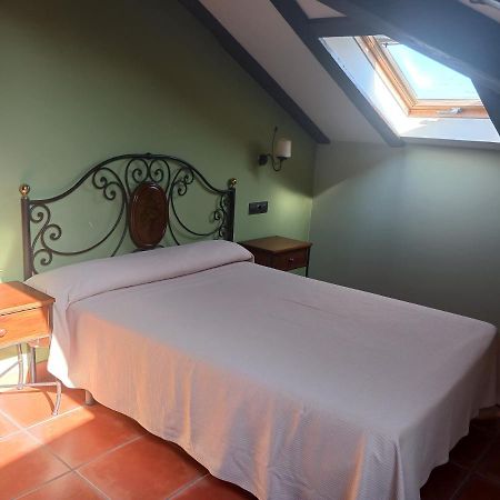 Hotel Restaurante Dona Elvira Nava del Rey Bagian luar foto