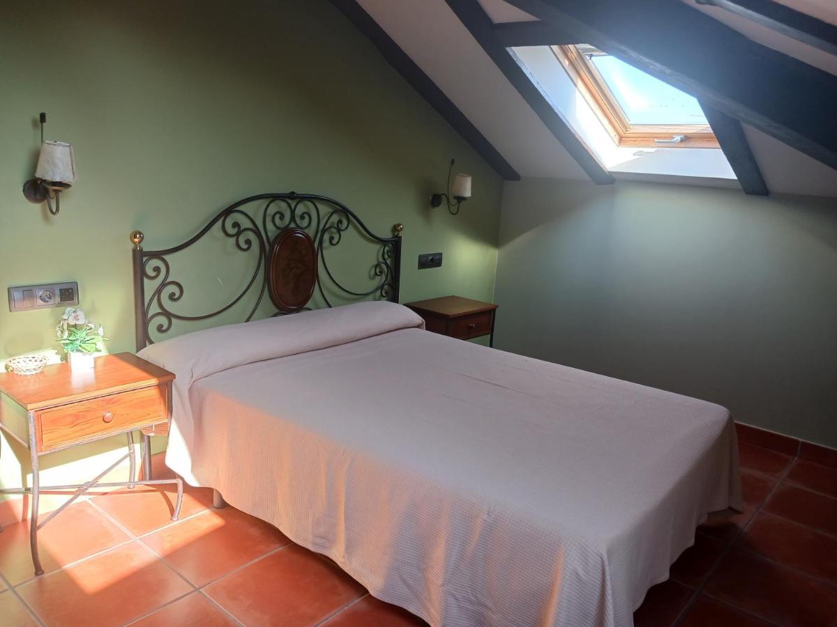 Hotel Restaurante Dona Elvira Nava del Rey Bagian luar foto