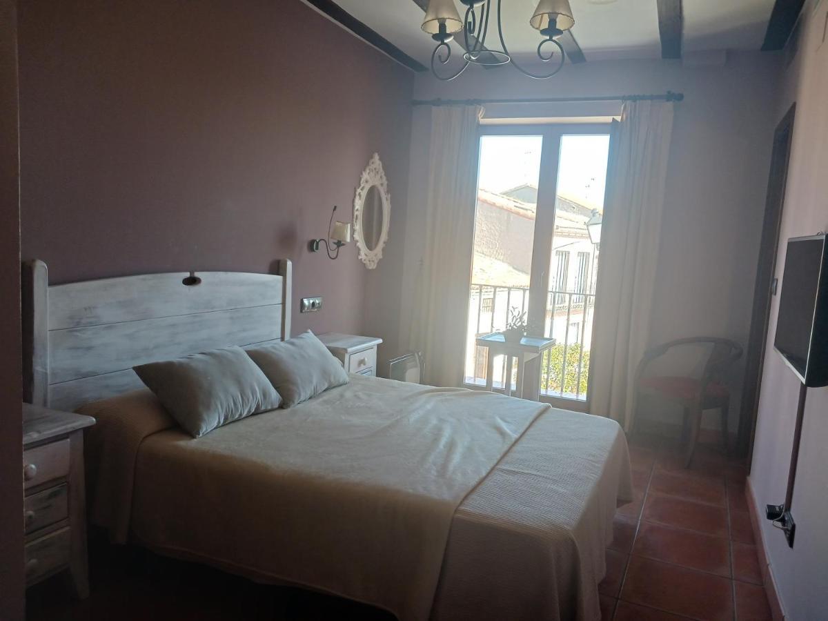 Hotel Restaurante Dona Elvira Nava del Rey Bagian luar foto