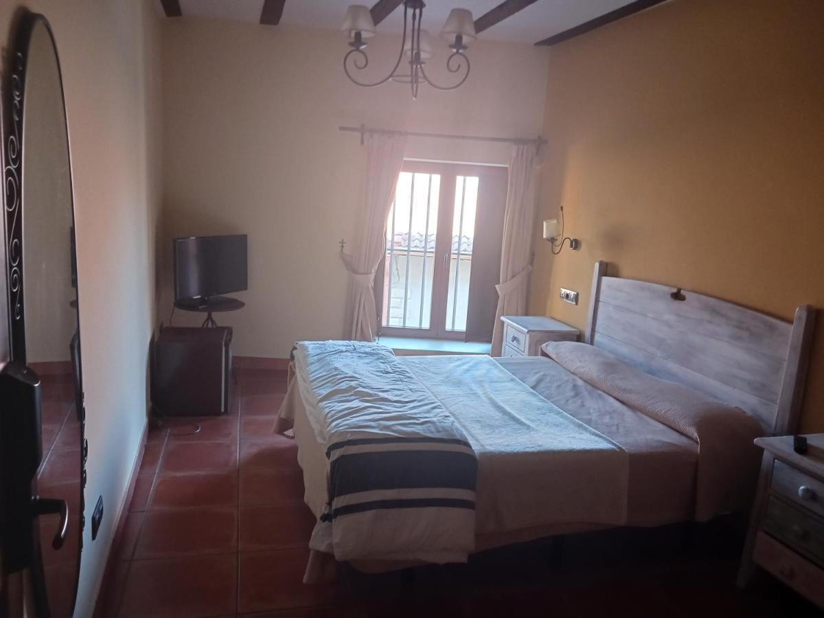 Hotel Restaurante Dona Elvira Nava del Rey Bagian luar foto