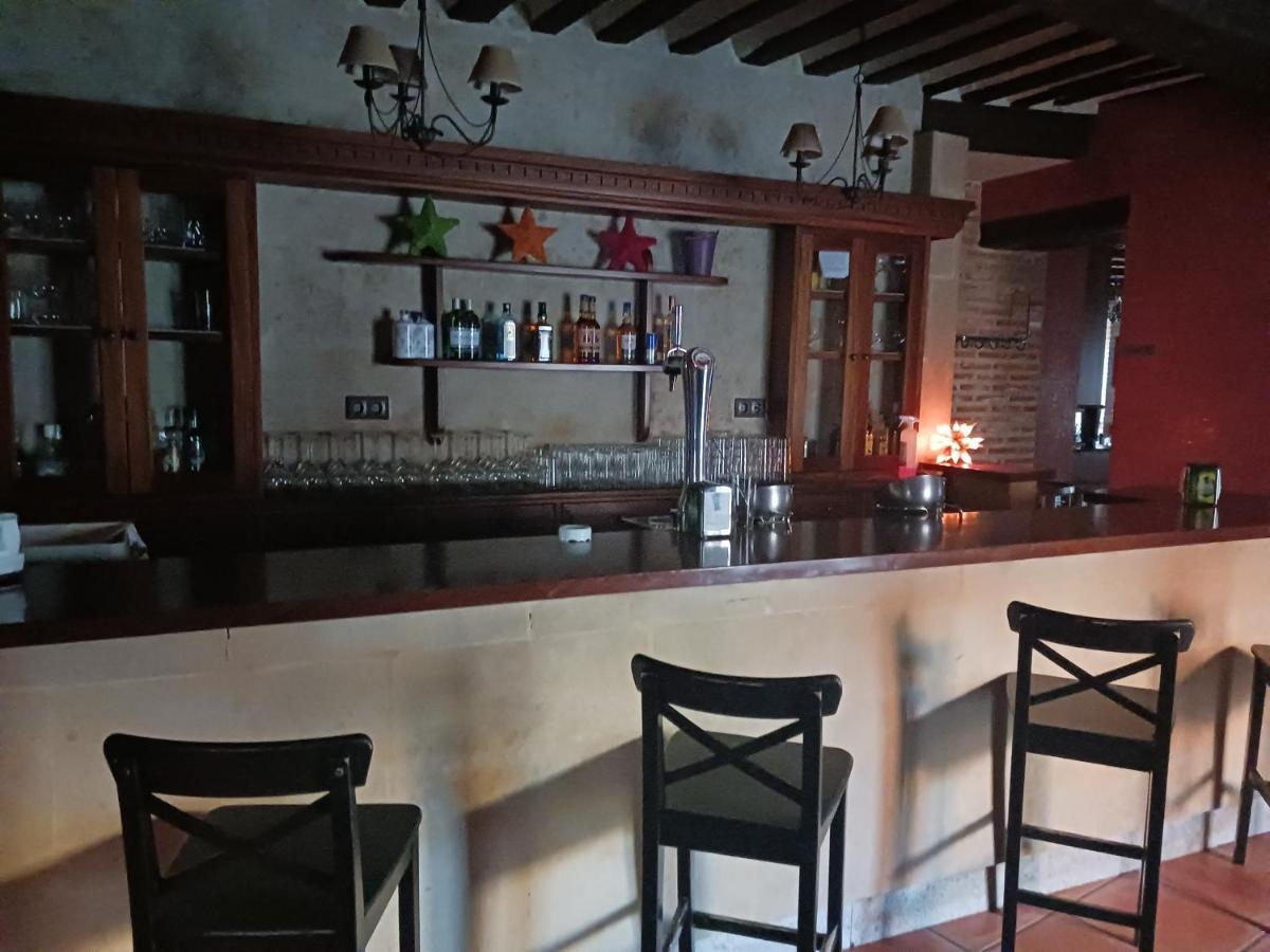 Hotel Restaurante Dona Elvira Nava del Rey Bagian luar foto