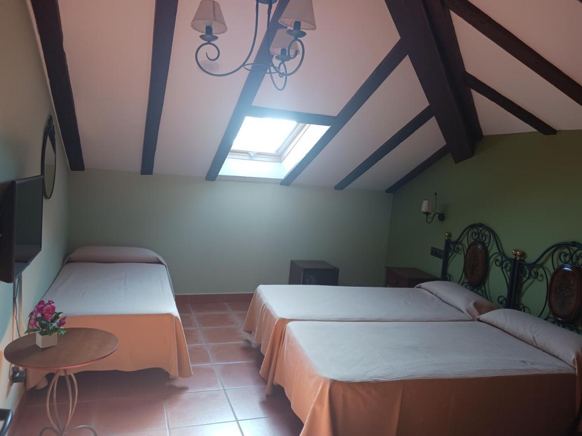 Hotel Restaurante Dona Elvira Nava del Rey Bagian luar foto