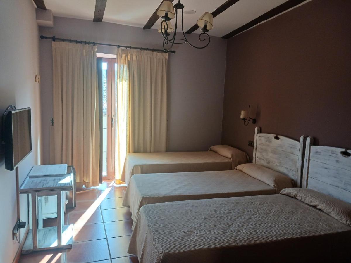 Hotel Restaurante Dona Elvira Nava del Rey Bagian luar foto